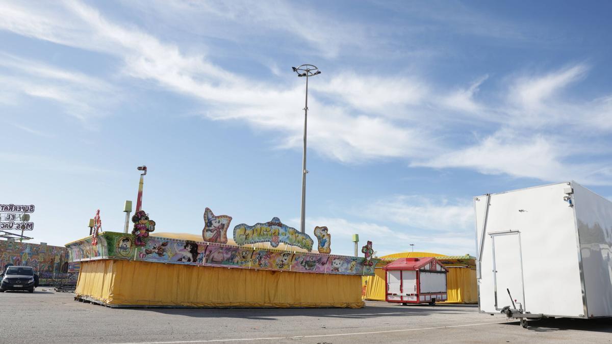 Las atracciones de la feria comienzan a instalarse en Son Fusteret