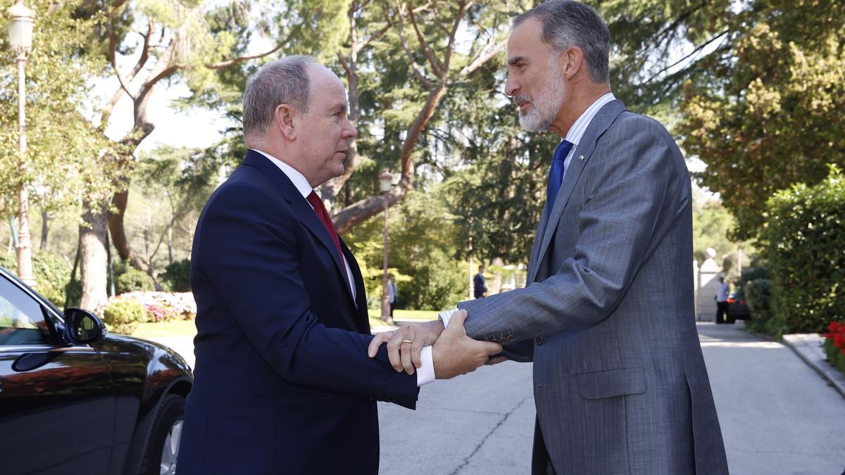 El rey Felipe VI saluda al príncipe Alberto de Mónaco.