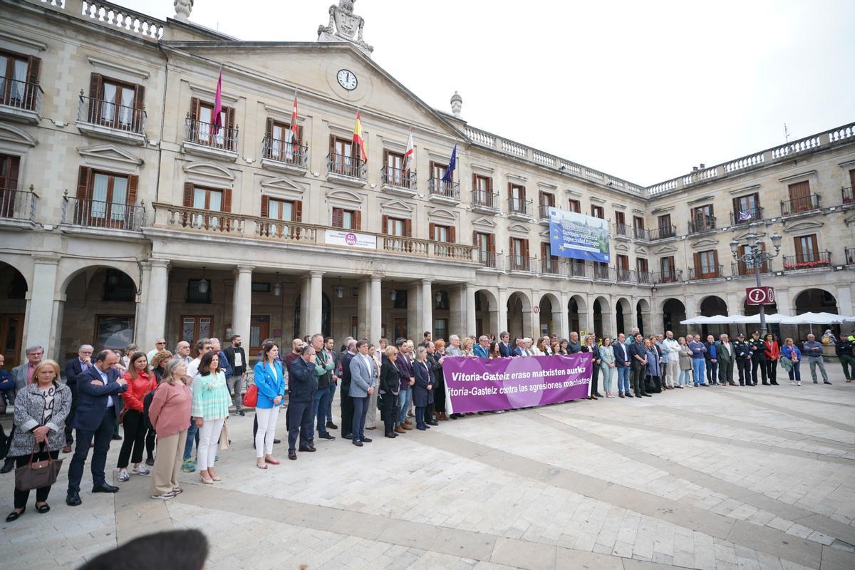 Concentración este lunes frente al Ayuntamiento de Vitoria por el asesinato machista.