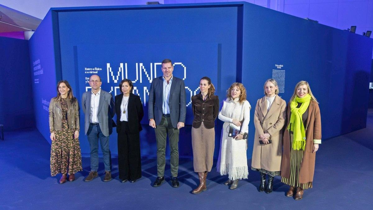 Representación de autoridades presentes en la apertura de la muestra