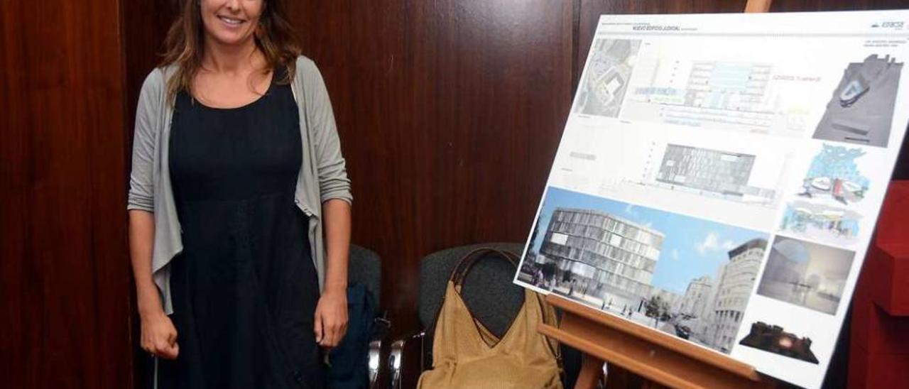 La arquitecta Naiara Montero explica el proyecto del futuro edificio. // R. Vázquez