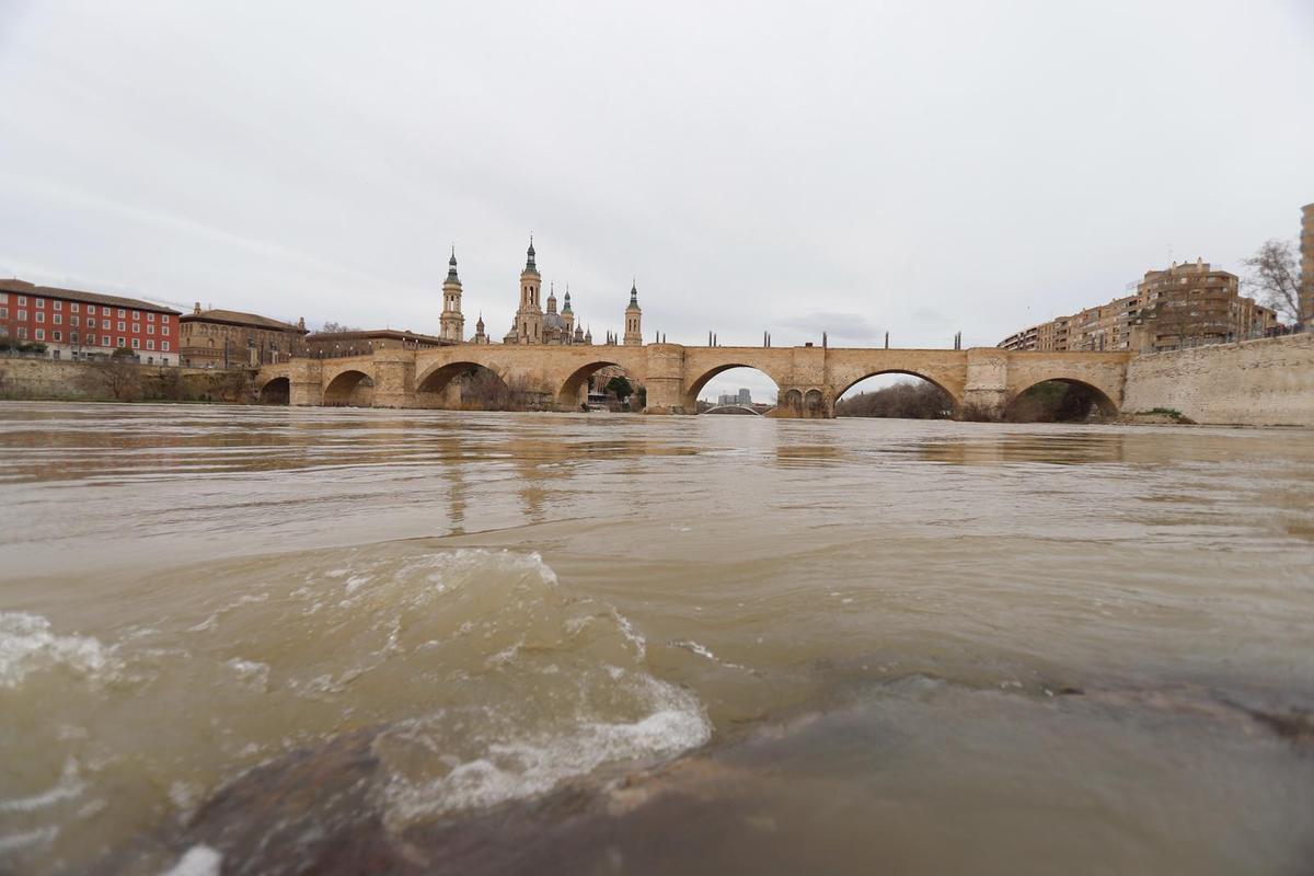 Así luce el Ebro en Zaragoza tras lluvias y deshielo Así luce el Ebro en Zaragoza tras lluvias y deshielo