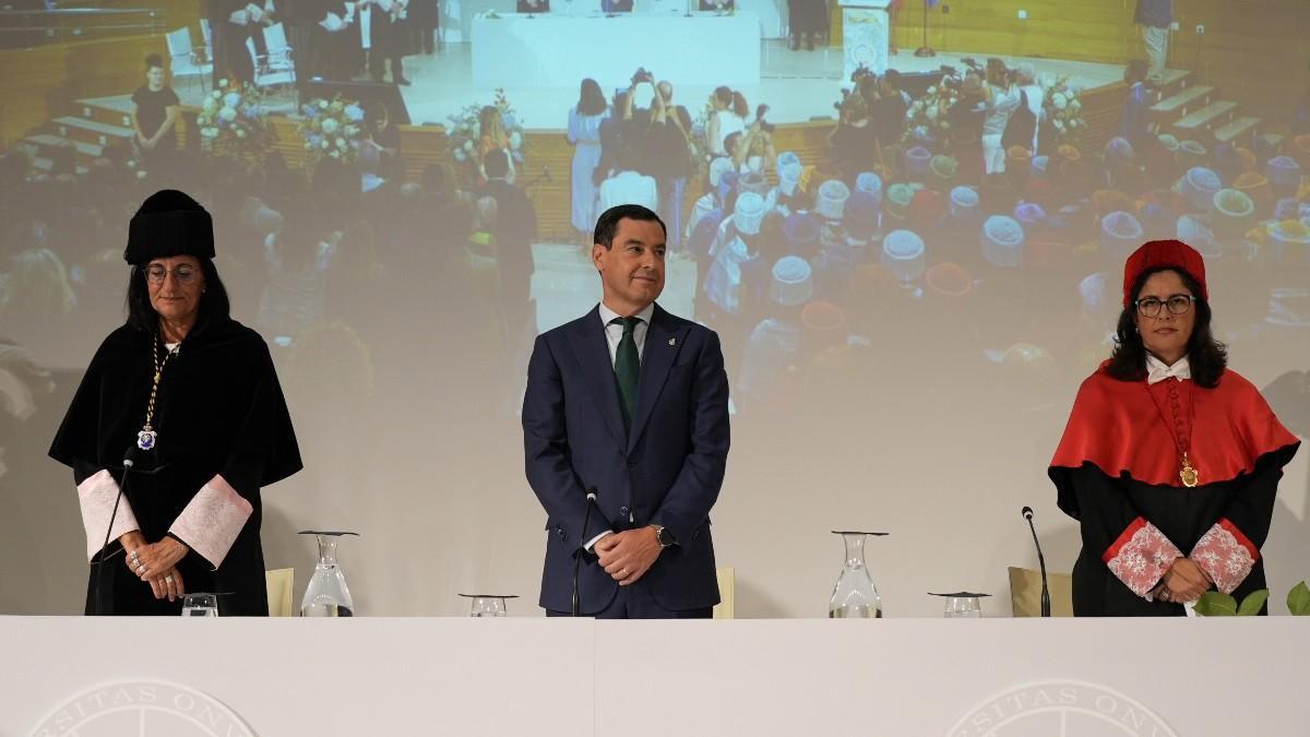 El presidente de la Junta de Andalucía, Juanma Moreno, junto a la rectora de la UHU, María Antonia Peña, durante la inauguración del curso acádemico de las universidades andaluzas.