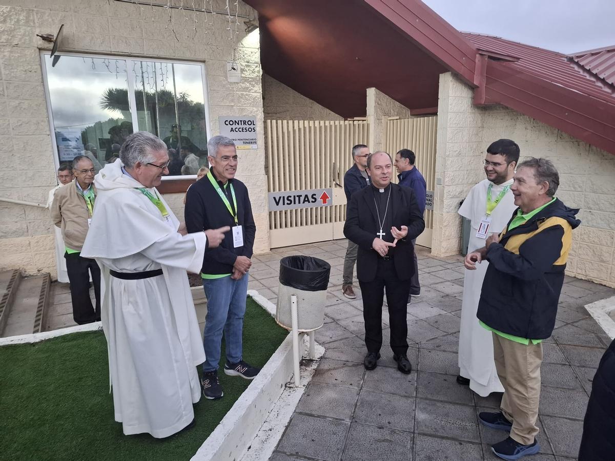 El obispo de la Diócesis de Tenerife, Eloy Santiago (centro), en la prisión Tenerife II, este martes