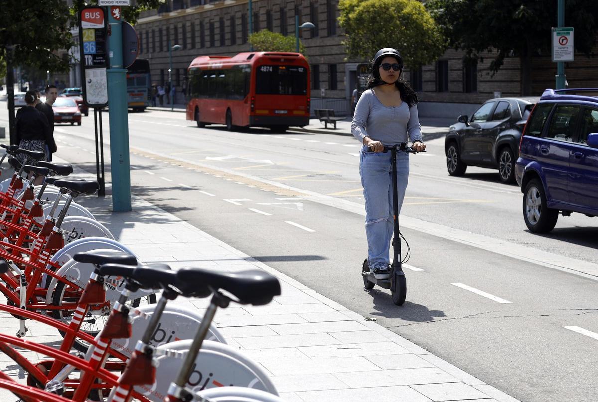 Para los ciclistas el uso del casco no es obligatorio. En el caso de los patinetes, sí.