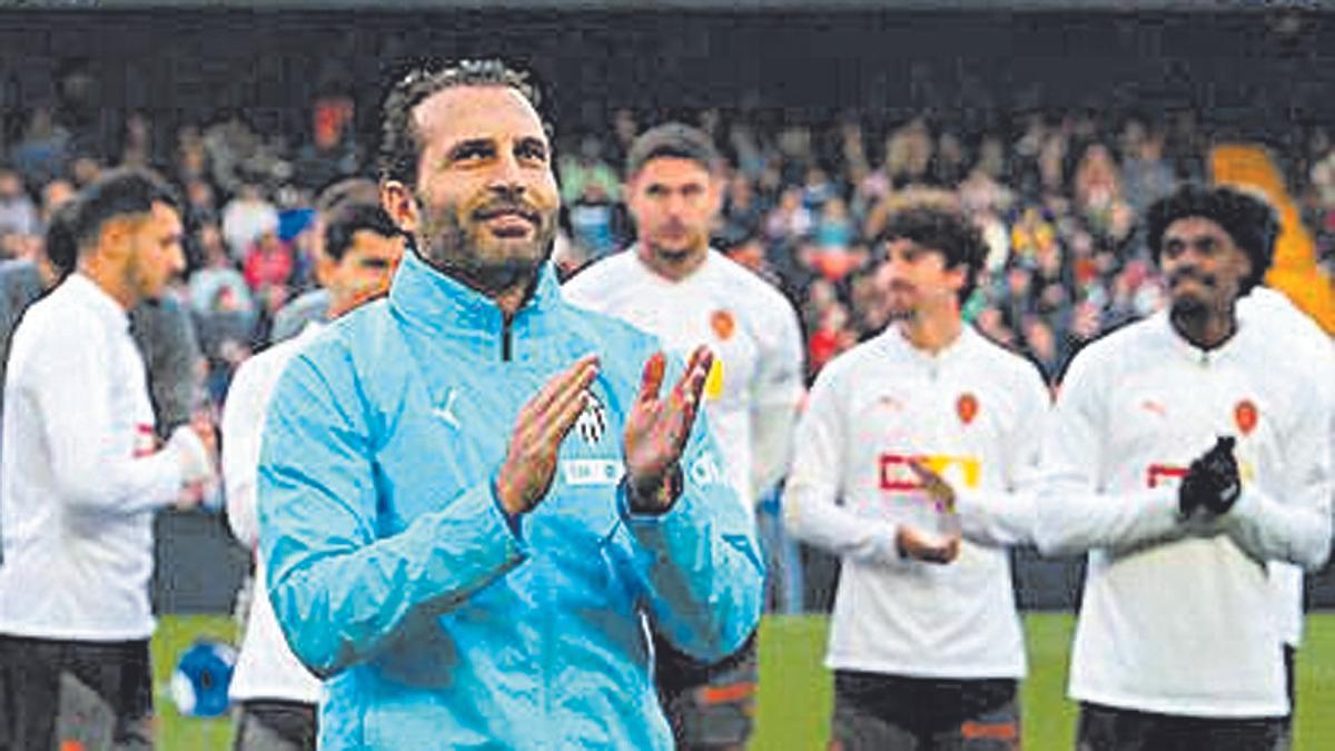 Baraja, aplaudiendo a Mestalla tras el entrenamiento a puertas abiertas