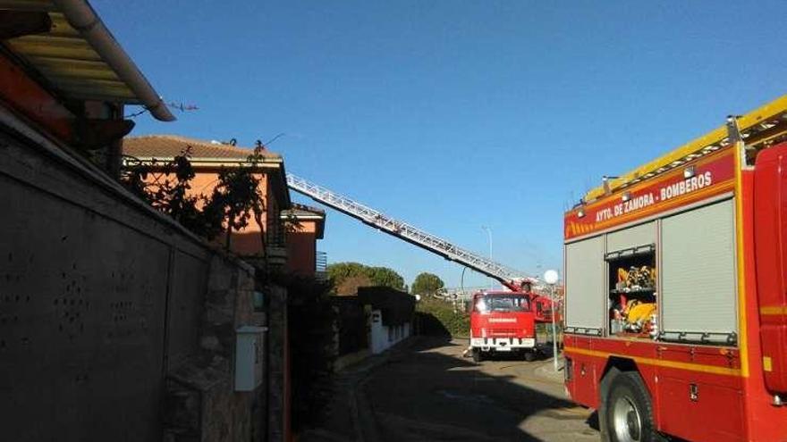 Intervención de los bomberos en una vivienda de Morales.