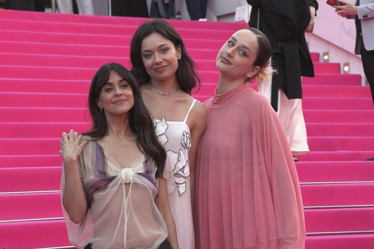 Las actrices (de i a d) Macarena García, Anna Castillo y Laura Weissmahr posan durante la presentación de la serie 'Se tiene que morir mucha gente'en el Festival Canneseries donde la serie está nominada al gran premio del Canneseries.