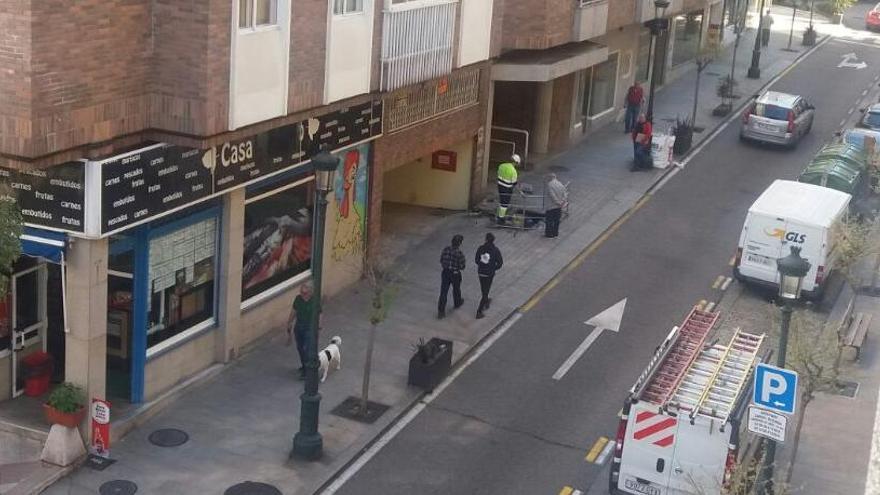 Un operario de Gas Natural Fenosa trabajando en la avería de la calle Zaragoza. // FdV