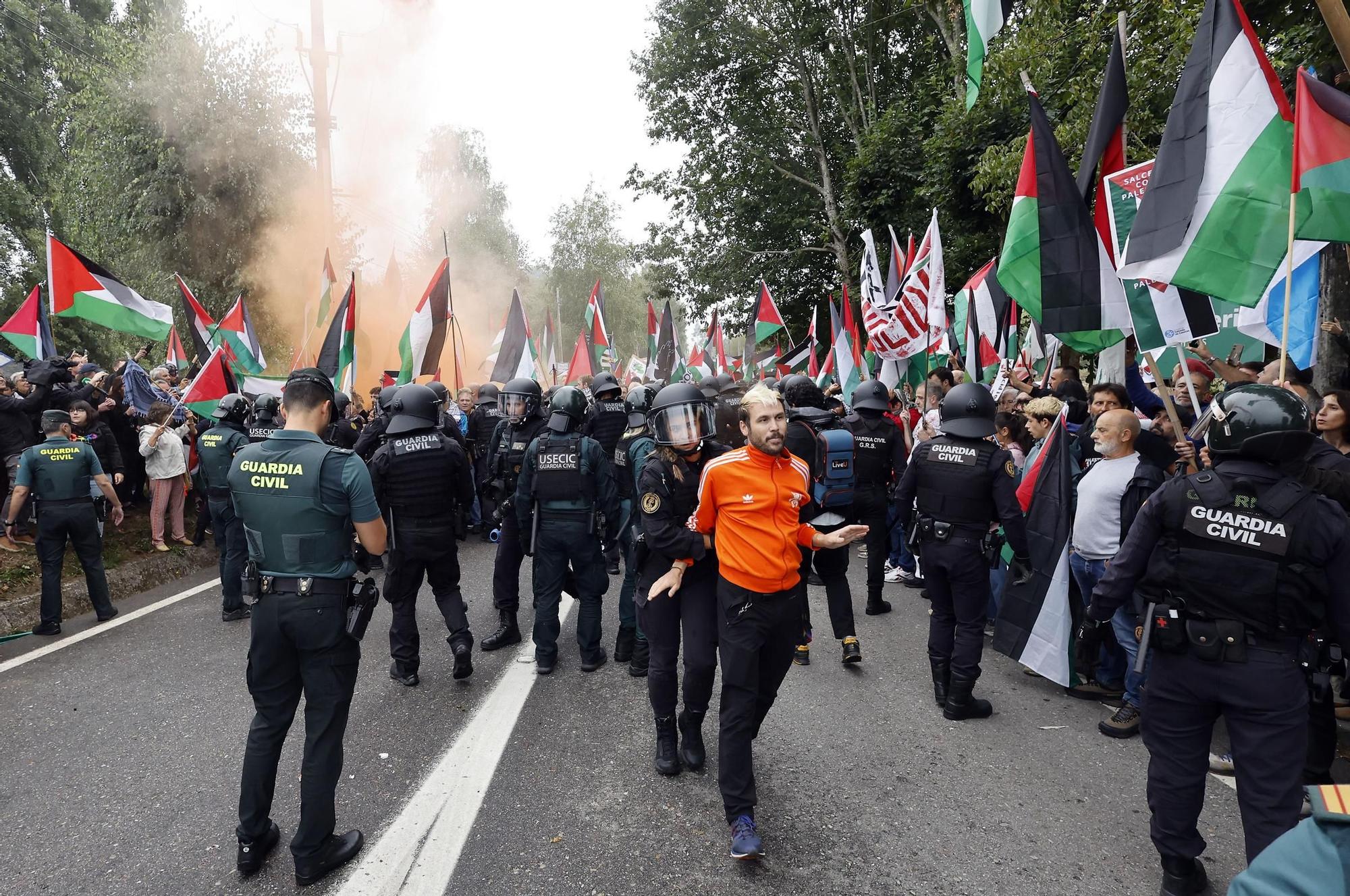 Concentraciones contra el equipo de Israel por el genocidio en Gaza durante el paso de La Vuelta por Pontevedra