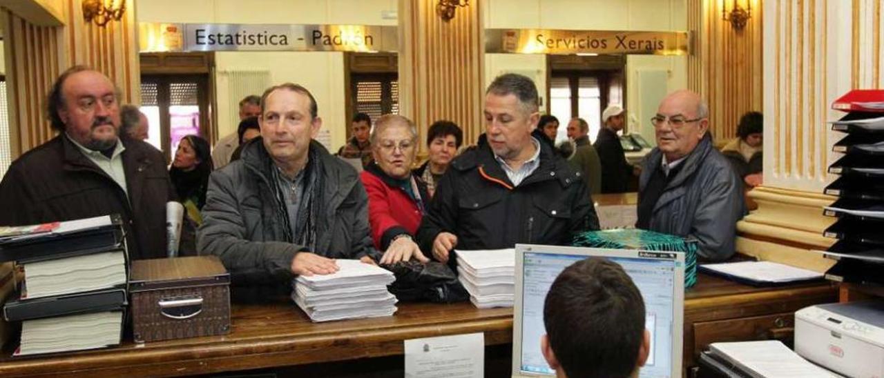 Representantes vecinales registrando alegaciones durante el período de exposición pública. // Iñaki Osorio