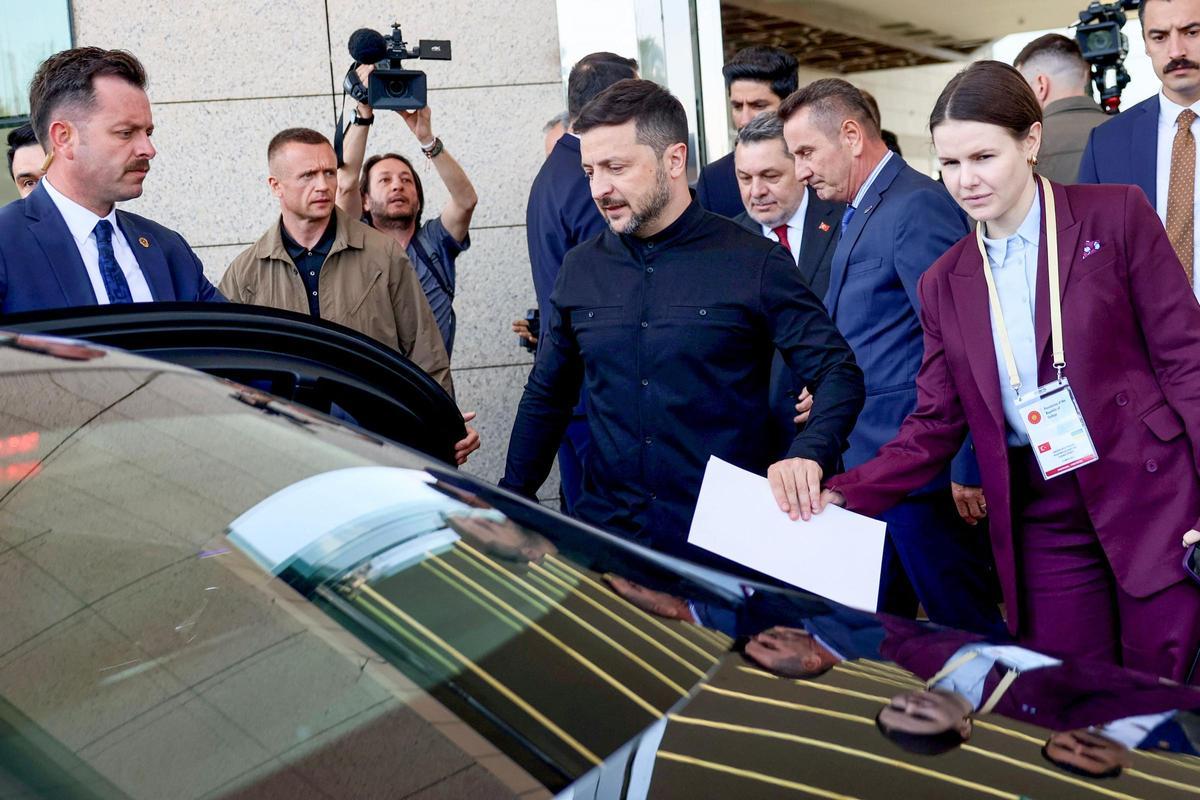 Zelenski se reúne con Erdogan en Ankara para debatir salidas negociadas a la guerra con Rusia