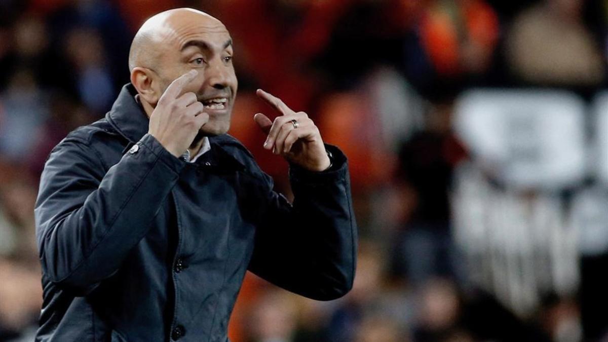 Abelardo dando órdenes a sus jugadores en la banda de Mestalla