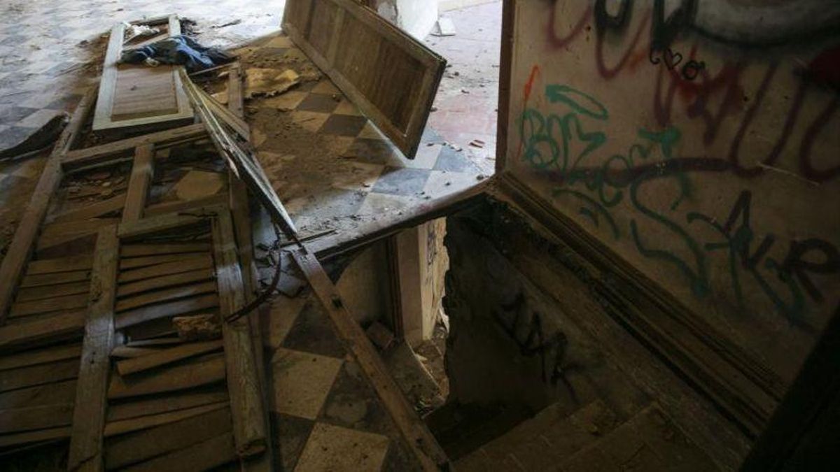Sótano de la casa abandonada donde fueron violadas. / M. Á. MONTESINOS