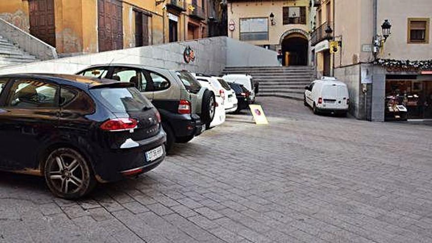 Vehicles aparcats a la plaça de Sant Pere, ahir al migdia
