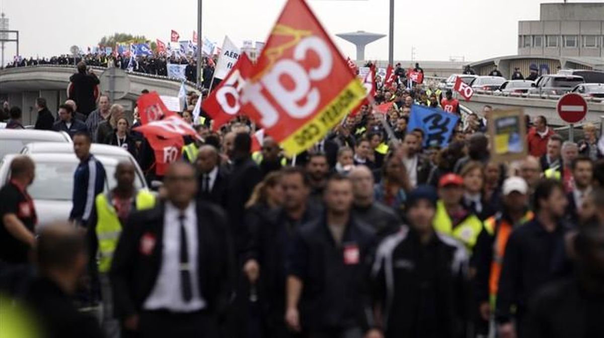 Treballadors d’Air France es manifesten davant les oficines de la companyia a l’aeroport Charles de Gaulle de París.