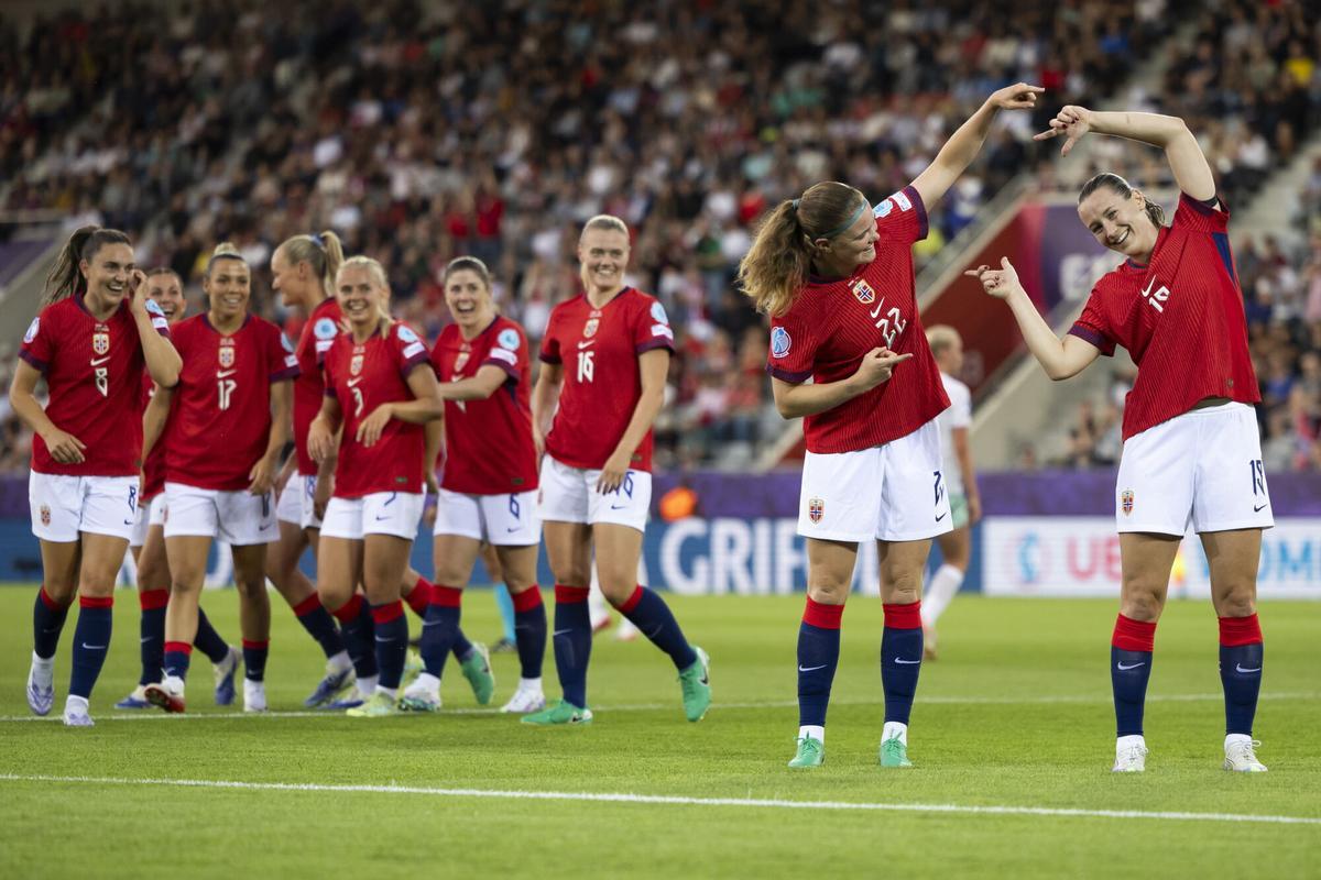 Las jugadoras de Noruega celebran uno de los goles contra Islandia