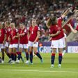 Las jugadoras de Noruega celebran uno de los goles contra Islandia