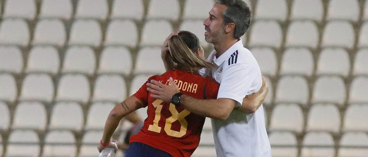 Vilda recibe el abrazo de Marta Cardona tras el gol del empate.