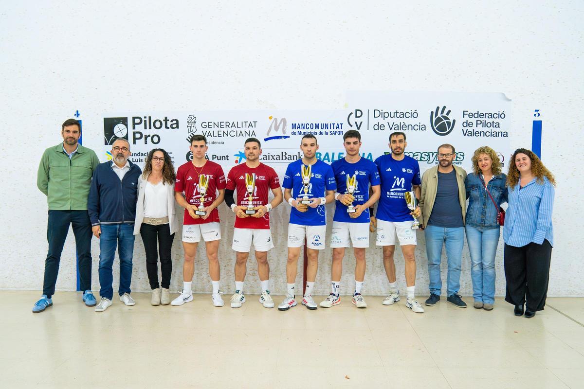 Els campions del Trofeu Mancomunitat de la Safor, amb les autoritats.