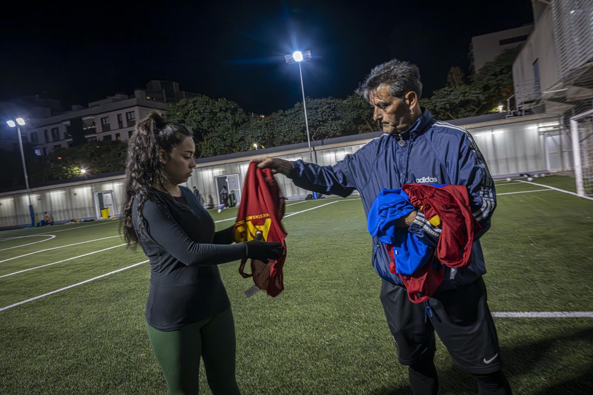 Entrenamiento del primer equipo de fútbol femenino que se crea en el barrio de La Mina