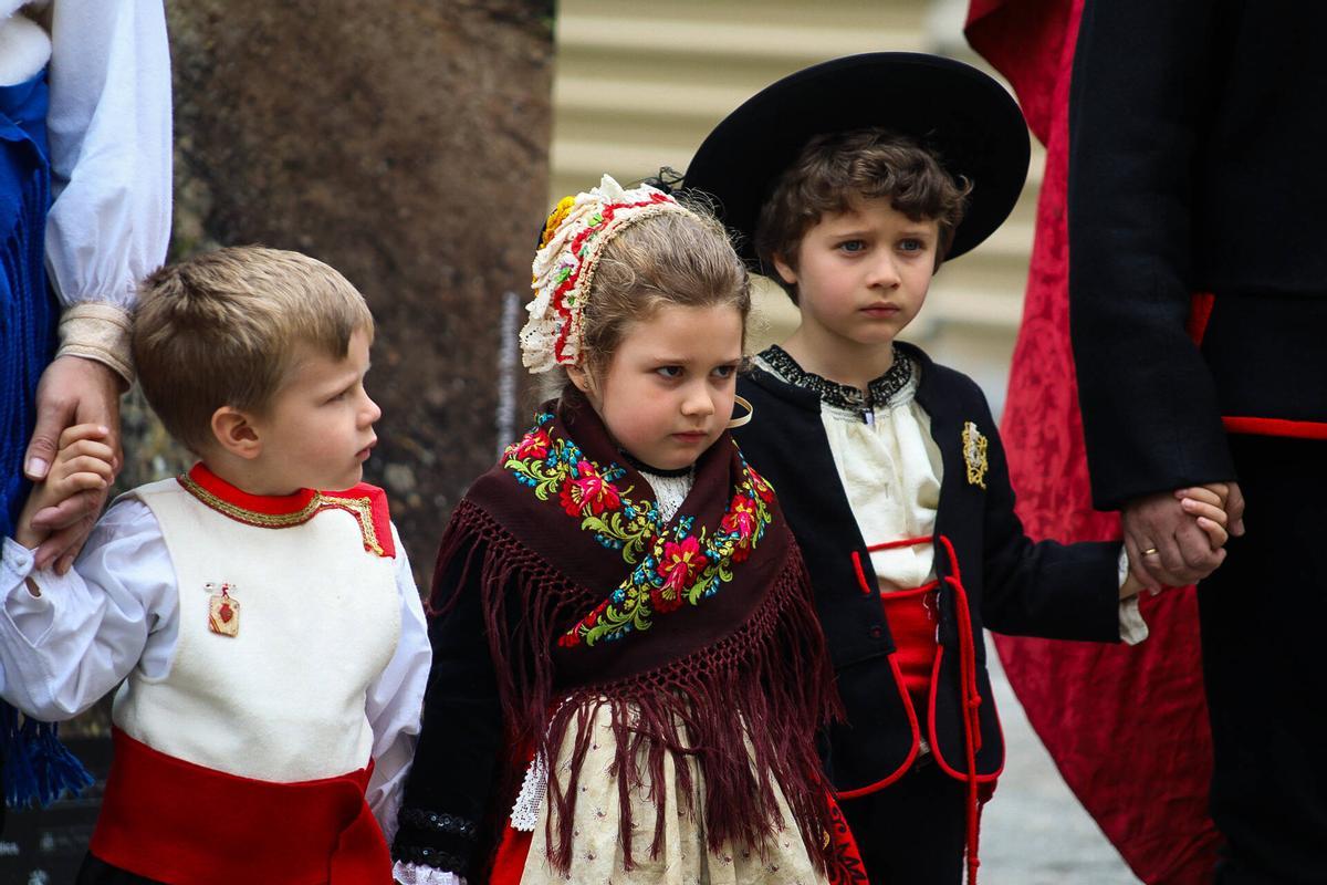 Desfile de indumentaria tradicional