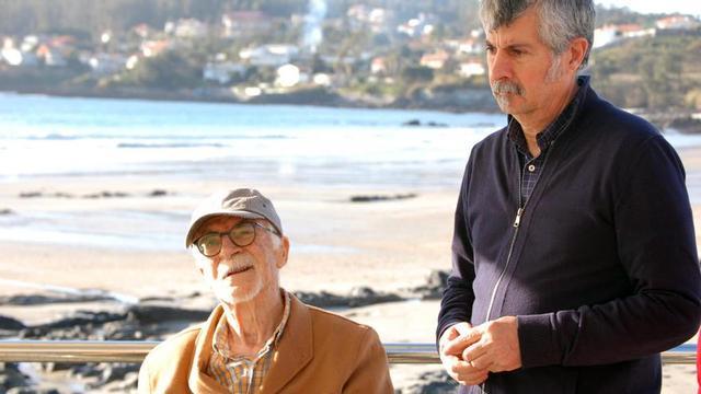 Xan Leira, con Bernardino Graña na rodaxe do documental en Panxón. // Acuarela Comunicación