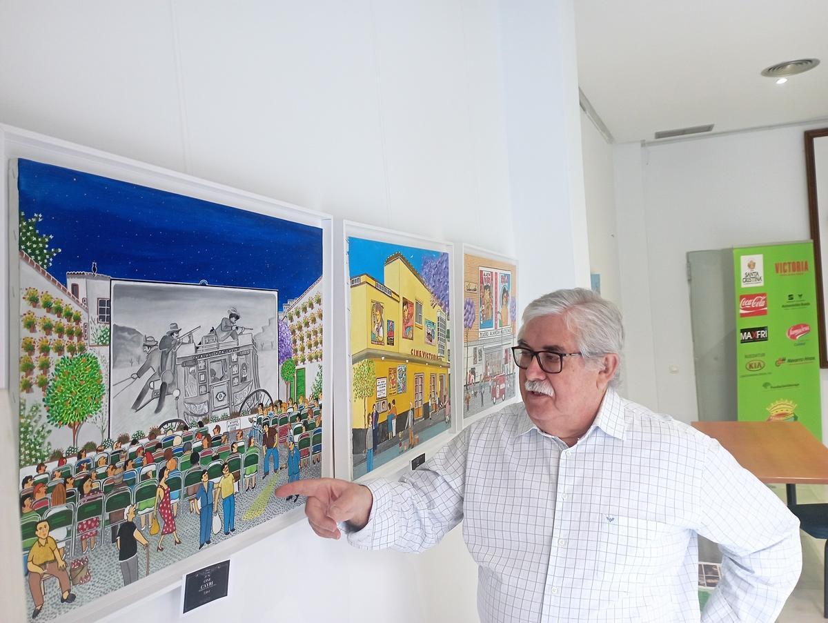 Diego Ceano muestra en 2023 algunos de los cuadros que ilustran su libro 'Málaga de cine'