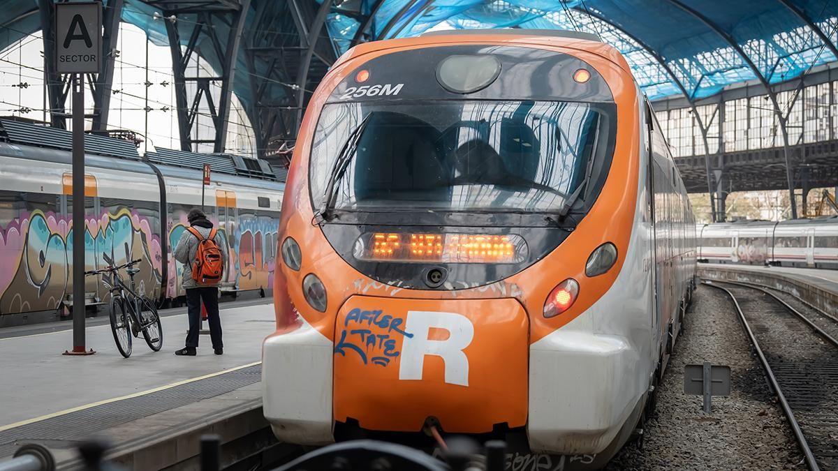 Un tren de Rodalies en la estación de França de Barcelona