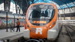 Un tren de Rodalies en la estación de França de Barcelona