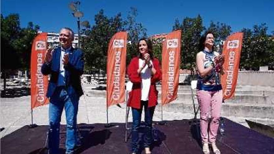 La líder de Ciutadans a Catalunya, Inés Arrimadas, va ser ahir a Girona amb Jean Castel i Margarita Soto.