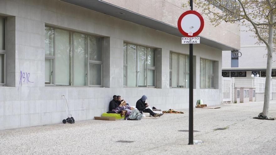 Vecinos de Zaragoza denuncian que el cierre del parque Bruil ha dispersado a las personas sin hogar: “Están repartidos por toda la zona”