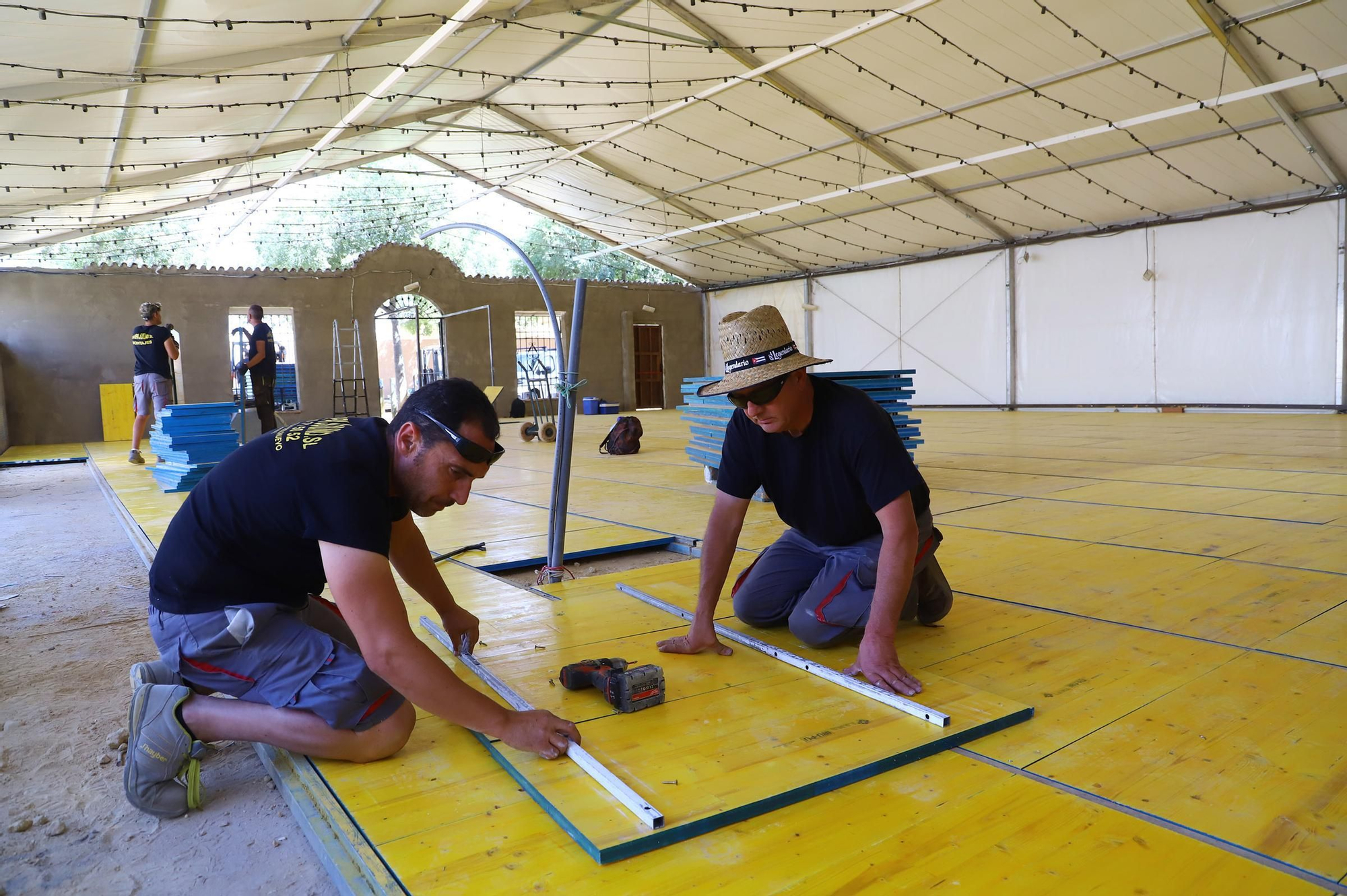 El montaje de las casetas de Feria en imágenes