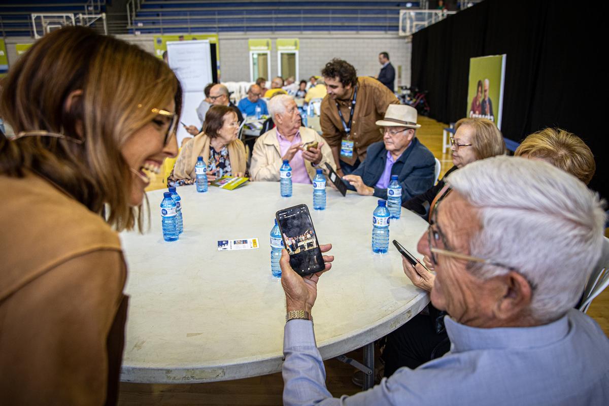 ‘Hackatón sénior’ en L’Hospitalet. Talleres digitales para la gente mayor.