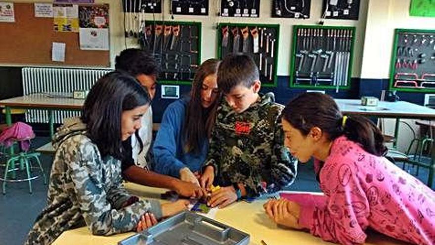 Alumnos del IESO Los Salados salvan al centro del &quot;ataque de los robots&quot;