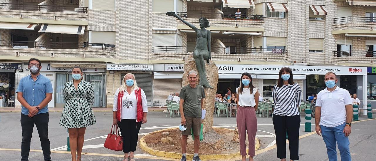 Foto de familia del equipo de gobierno delante de la escultura, en agosto.