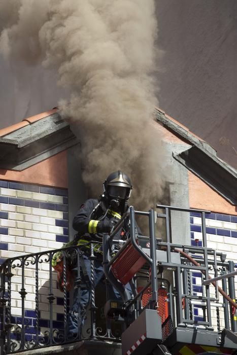 Incendio en un edificio de la calle Los Moros en Gijón