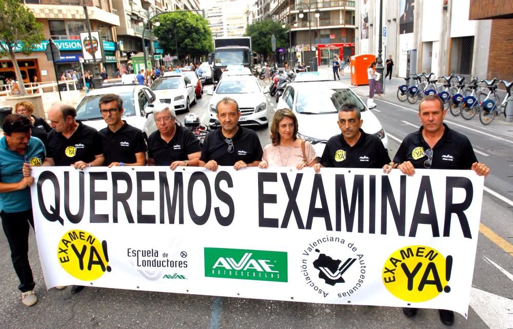 Manifestación de autoescuelas en València