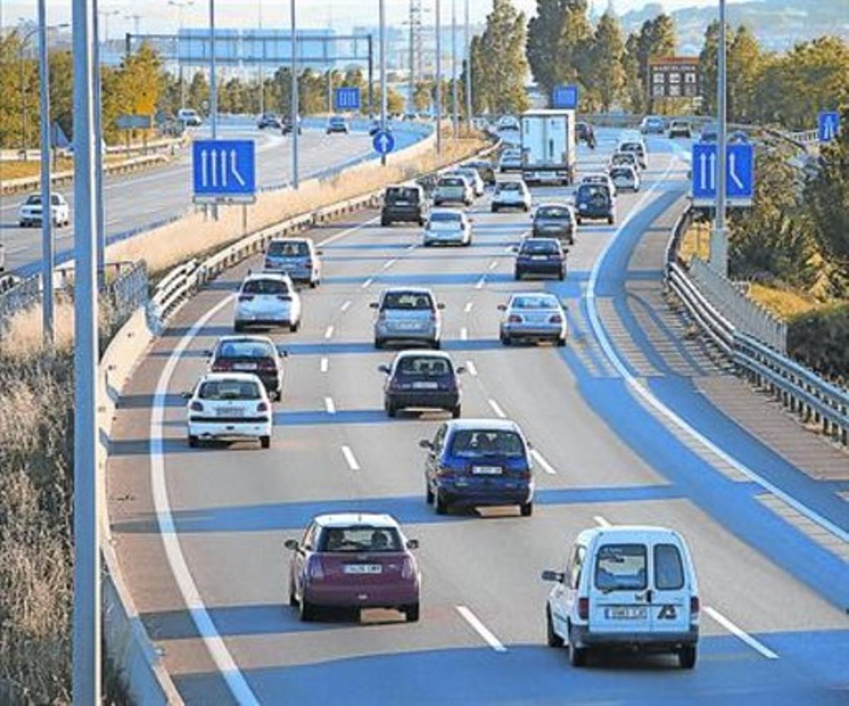 Trànsit a l’autopista AP-7 al seu pas per Granollers. Trànsit a l’autopista AP-7 al seu pas per Granollers.