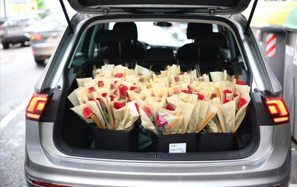 Rosas en un coche, en Barcelona.