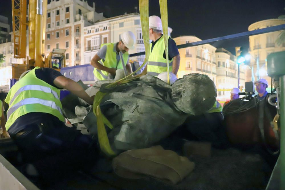 Traslado de la escultura del Marqués de Larios para su restauración.