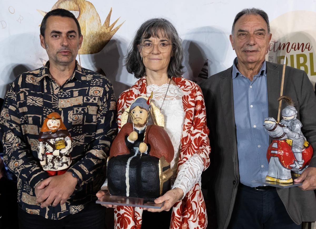 GUANYADORS PREMIS LITERARIS CIUTAT DE GANDIA 2025. Eduard Marco (esquerra), Maria Josep Escrivà i Miquel Berga.