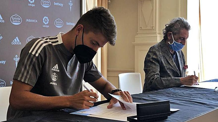 Fontán firma su nuevo contrato con Carlos Mouriño. // RCCelta