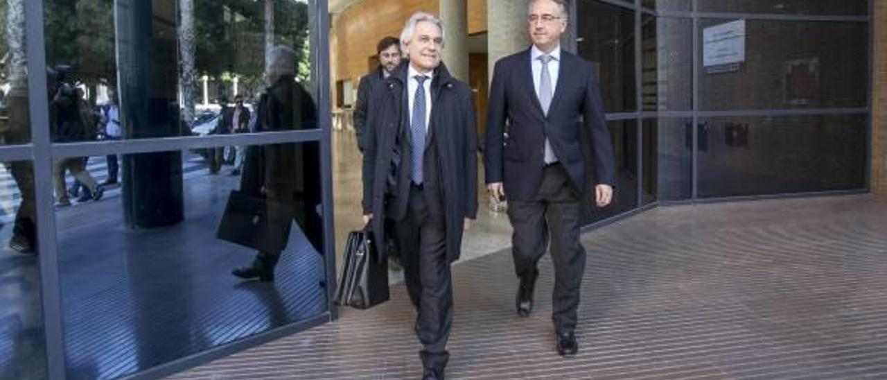 Vicente Sala (d) sale del juzgado con su abogado para temas civiles Luis Corno (i) en una foto del pasado 24 de noviembre.