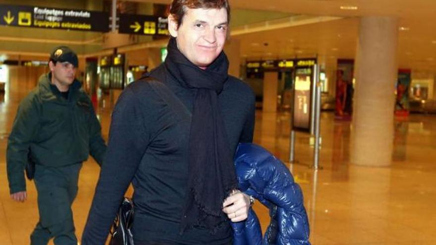 El técnico azulgrana, Tito Vilanova, ayer, a su llegada al aeropuerto de Barcelona. // Efe