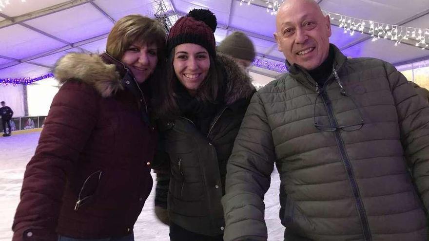 Por la izquierda, Rosa María Francisco, Aida Vázquez y José Luis Vázquez, en la pista de hielo.