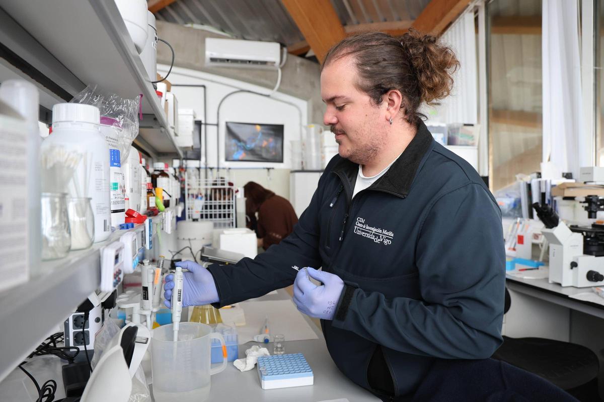 Un investigador del laboratorio especializado en criobiología marina de la Ecimat.