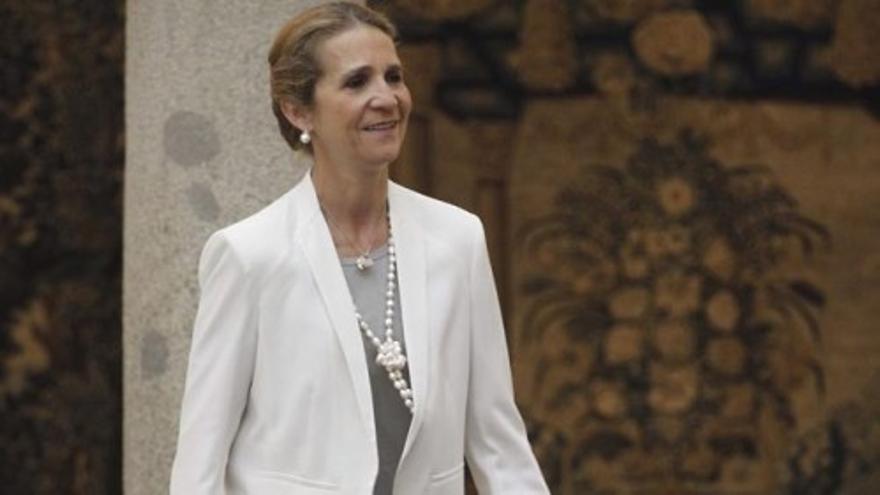 La infanta Cristina sale de su domicilio en Ginebra con una maleta