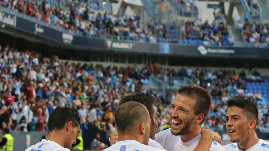 Los jugadores del Málaga CF celebran el tanto logrado el pasado viernes ante el Granada.