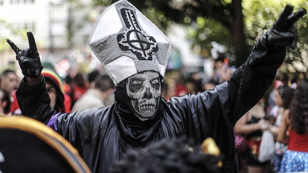 Un hombre con máscara de calavera, este jueves en Rio de Janeiro.